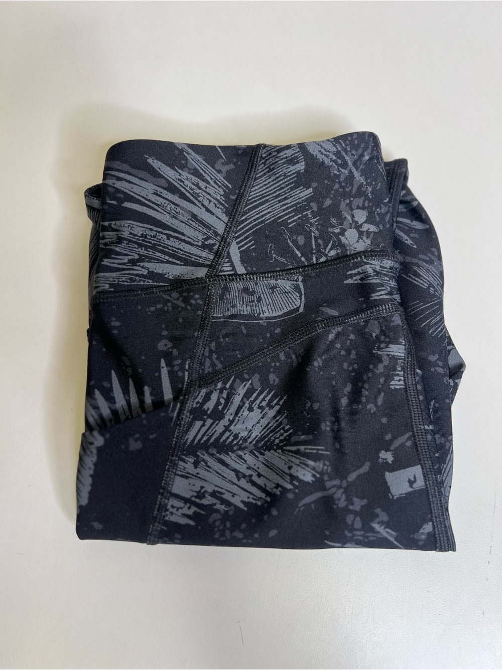Under Armour Women’s Black Palm-Print Crop Leggings - Picture 15 of 15